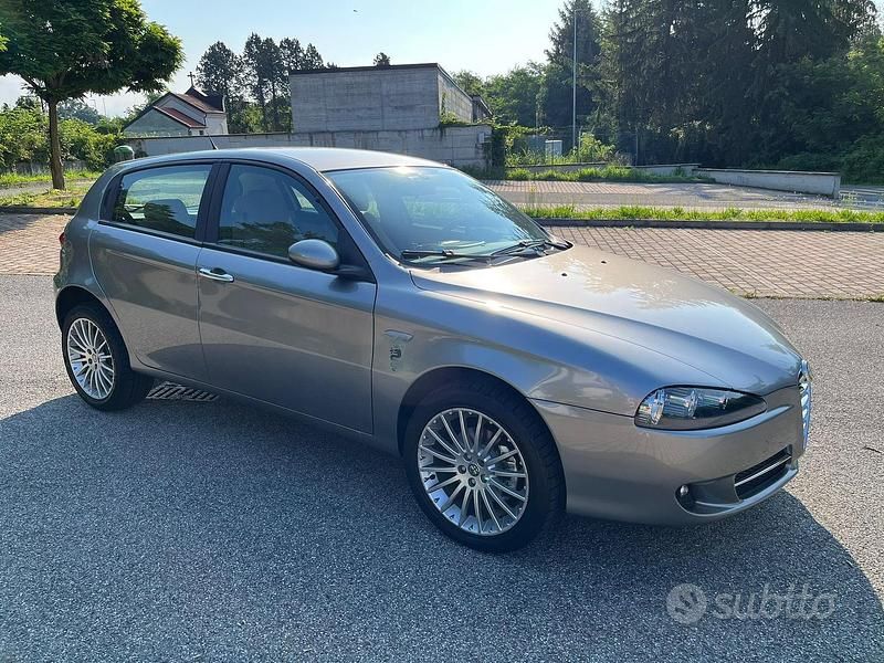 Usata Alfa Romeo 147 Distinctive 120 CV (88 kW) 2008 Grigio Utilitaria