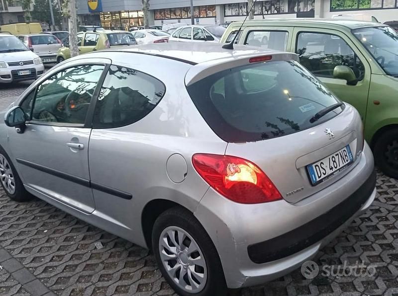 Käytetty Peugeot 207 68 HP (50 kW) 2008 Harmaa Sedan