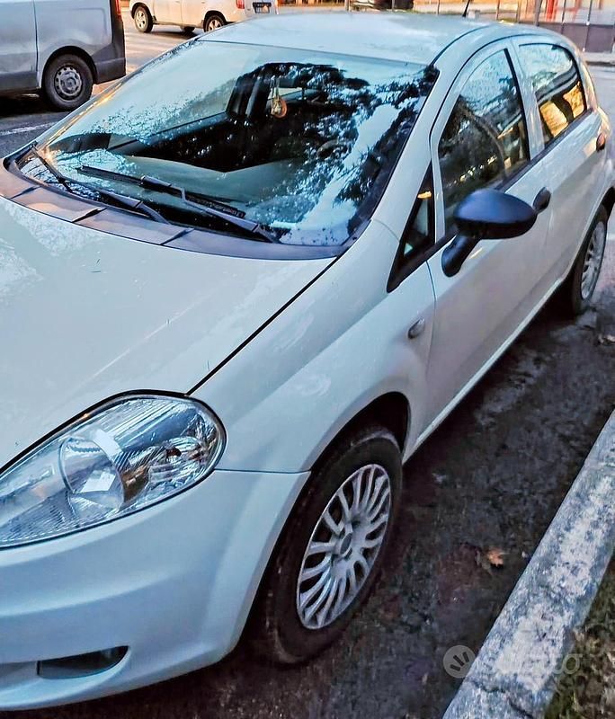 Usata Fiat Grande Punto 77 CV (56 kW) 2009 Bianco Utilitaria