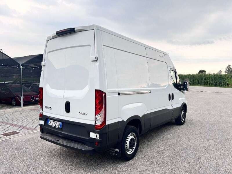Usata Iveco Daily 136 CV (100 kW) 2021 Bianco Furgone
