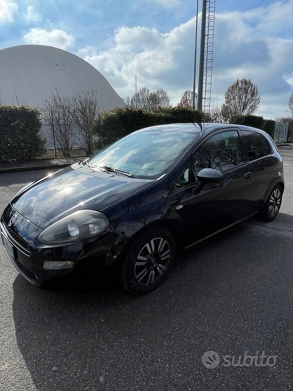 Usata Fiat Punto Young 77 CV (56 kW) 2014 Nero Utilitaria
