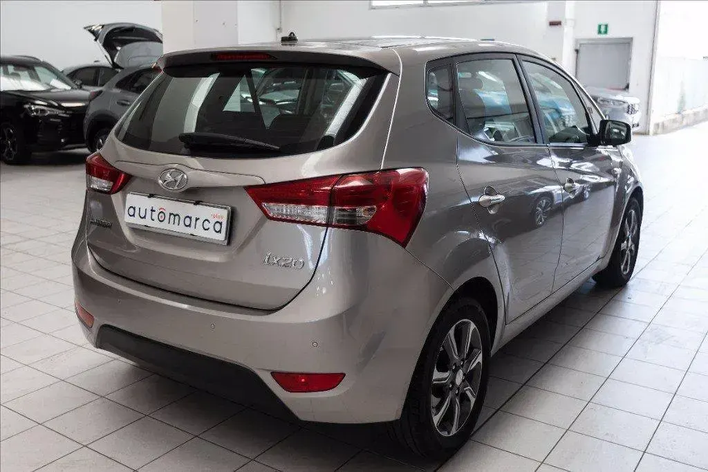 Usata Hyundai ix20 90 CV (66 kW) 2017 Argento metallizzato Utilitaria