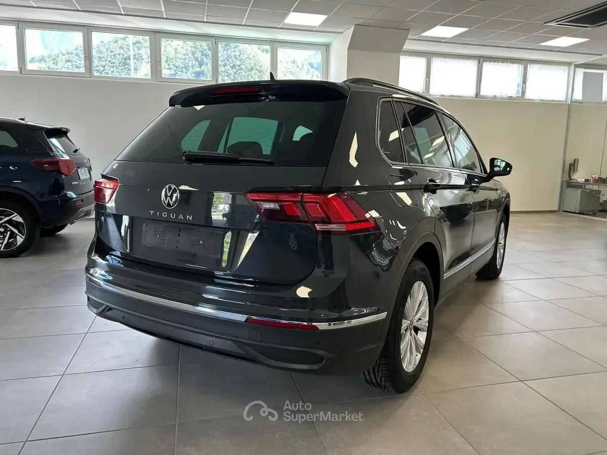 Używany VW Tiguan Life 150 KM (110 kW) 2024 Szary SUV