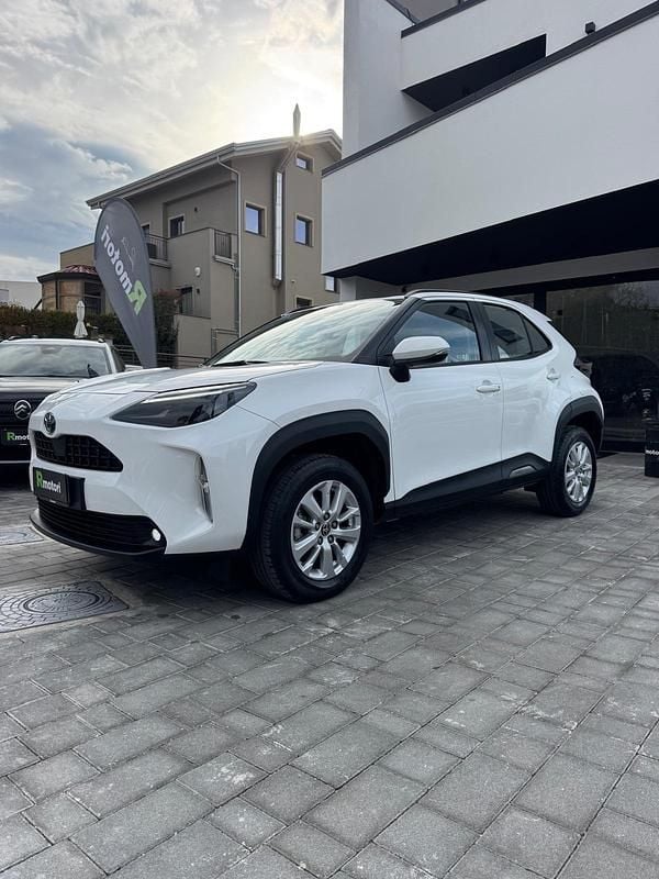 Usata Toyota Yaris Hybrid Active 92 CV (67 kW) 2023 Beige Station wagon