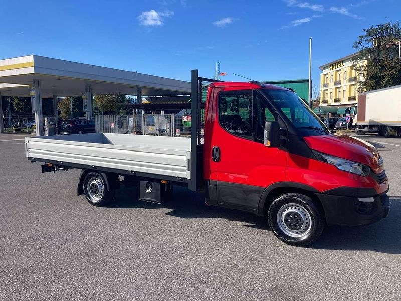 Rosso Usata 2017 Iveco Daily Furgone | 18.400 € (Buon prezzo) - Immagine 1/4