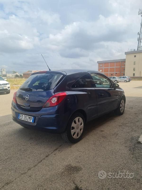 Usata Opel Corsa 58 CV (42 kW) 2011 Blu Utilitaria