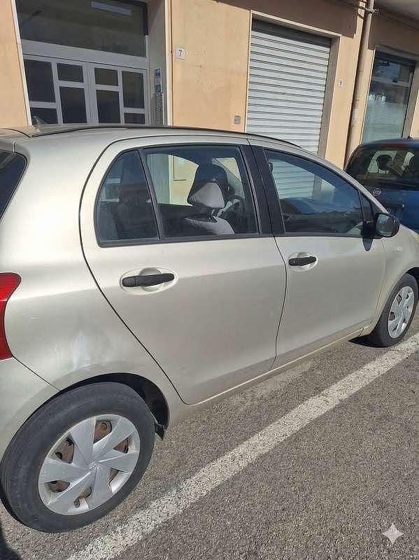 Usata Toyota Yaris 90 CV (66 kW) 2010 Argento Utilitaria