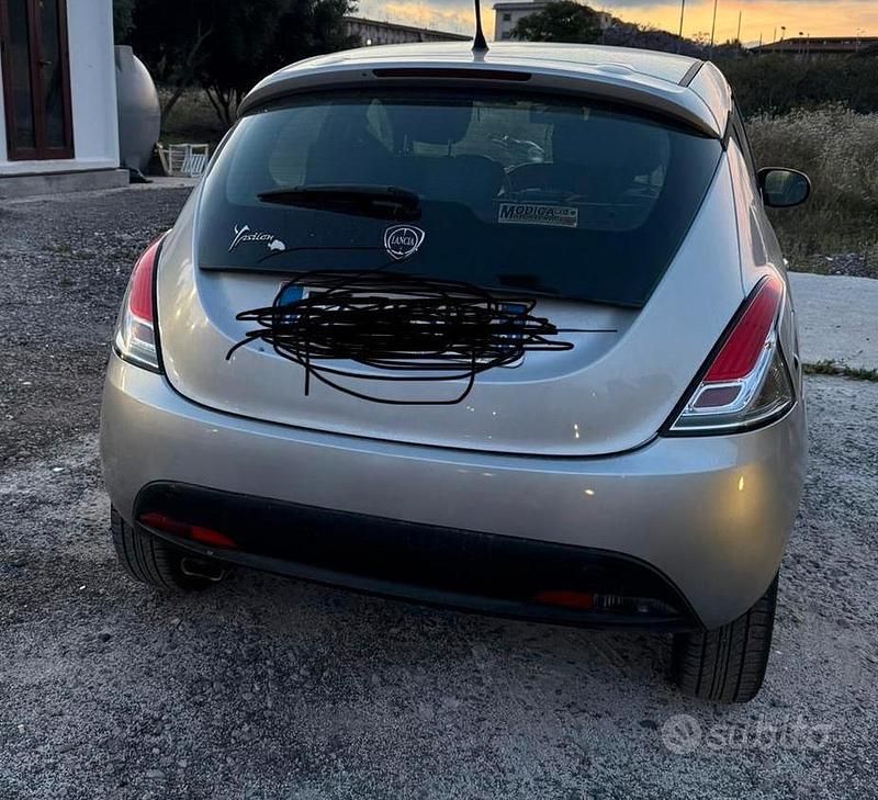 Grigio Usata 2015 Lancia Ypsilon Due volumi | 8000 € (Cara) - Immagine 1/4
