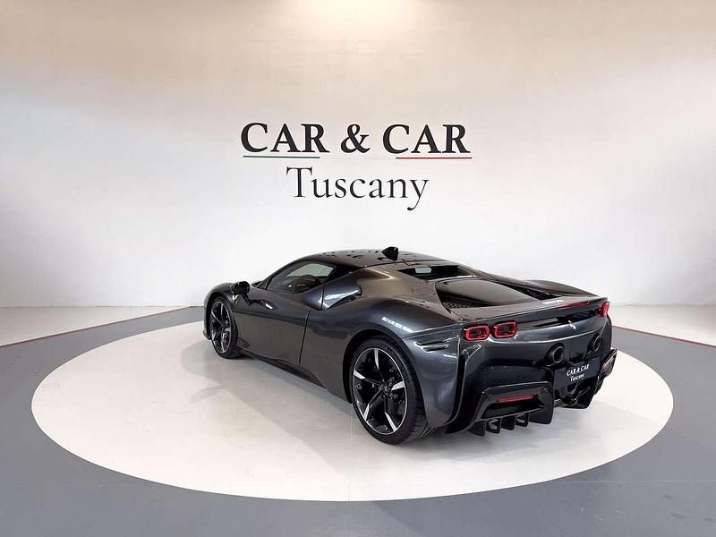 Usata Ferrari SF90 1001 CV (736 kW) 2024 Grigio Coupé