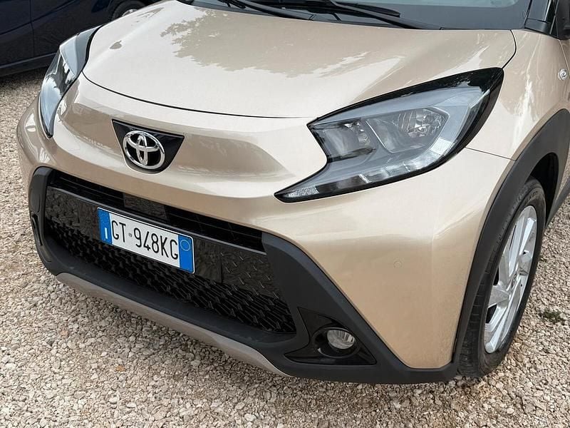 Usata Toyota Aygo X Trend 72 CV (52 kW) 2022 Oro SUV