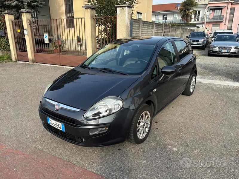 Grigio Usata 2010 Fiat Grande Punto Dynamic Due volumi | 3900 € (Buon prezzo) - Immagine 1/4