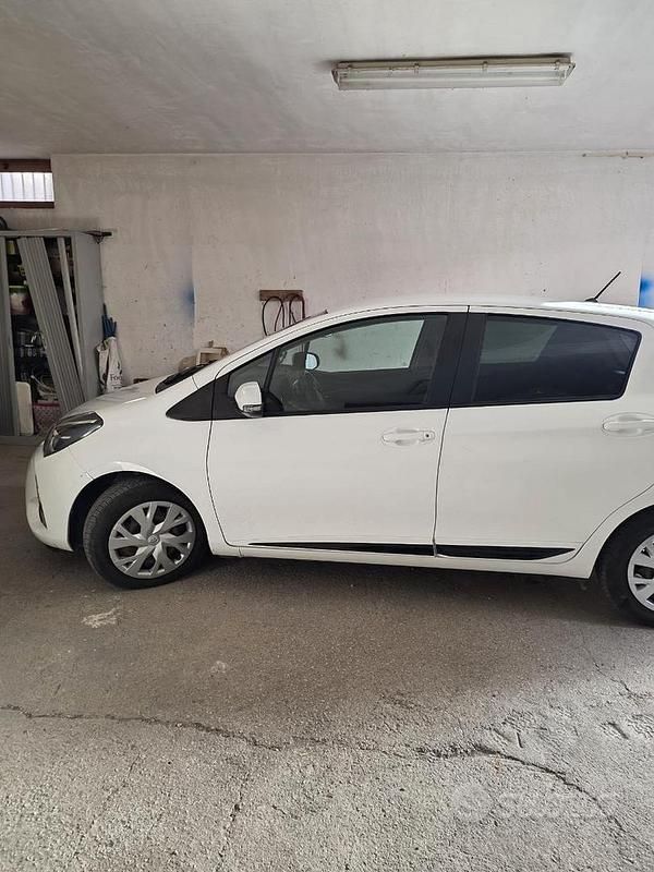 Usata Toyota Yaris Cool 90 CV (66 kW) 2018 Bianco Berlina
