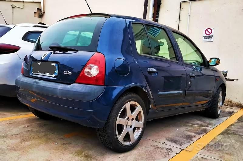 Usata Renault Clio II 100 CV (73 kW) 2001 Blu Berlina