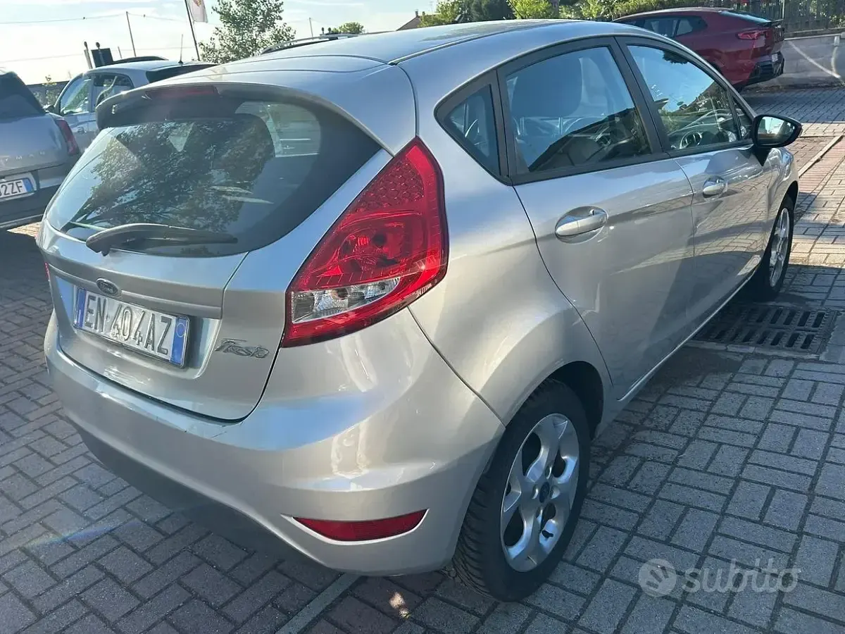 Usata Ford Fiesta Titanium 92 CV (67 kW) 2012 Grigio Berlina