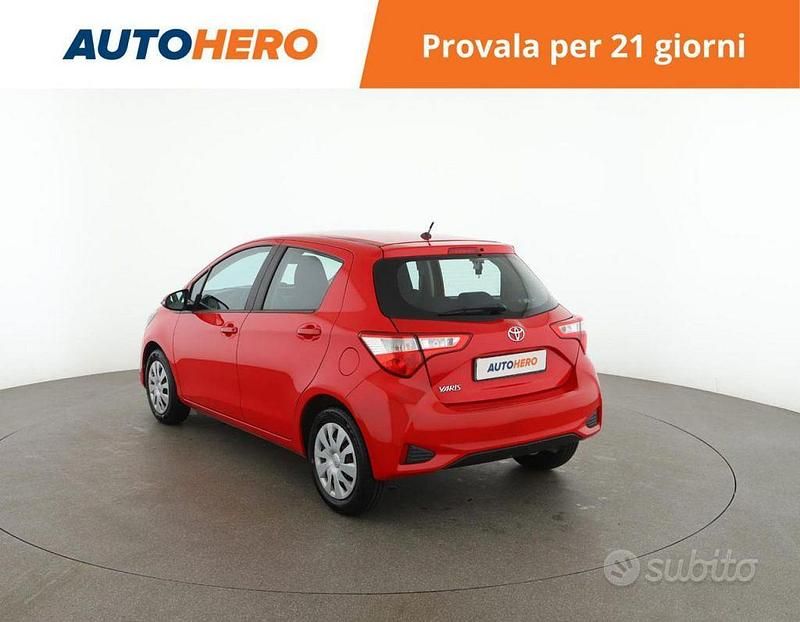 Usata Toyota Yaris Cool 72 CV (52 kW) 2020 Rosso Berlina