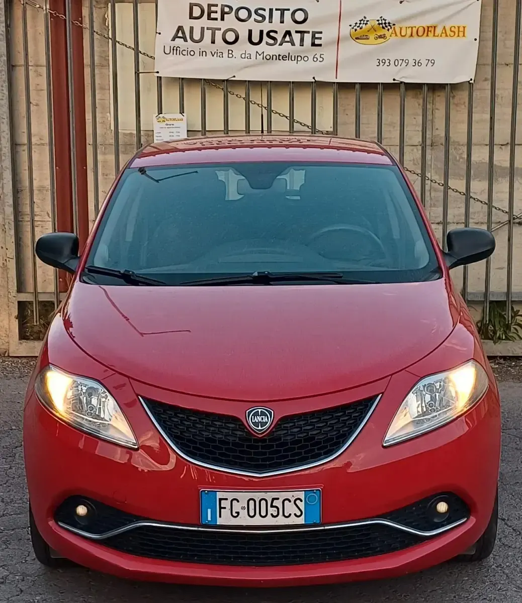 Begagnad Lancia Ypsilon Gold 95 HK (69 kW) 2016 Röd Halvkombi