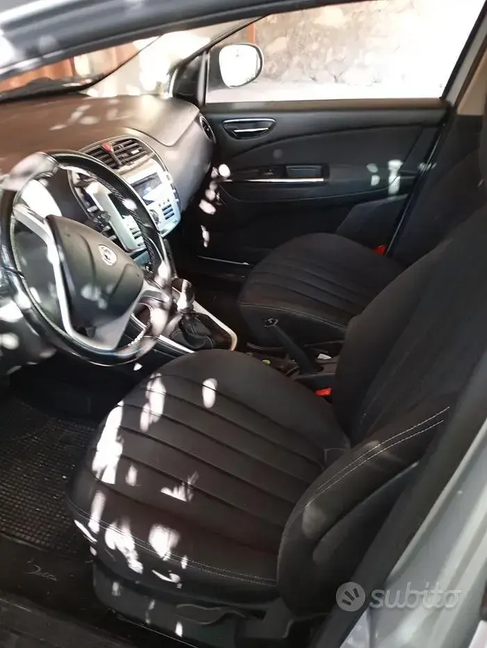 Usata Lancia Delta Gold 105 CV (77 kW) 2013 Grigio Utilitaria