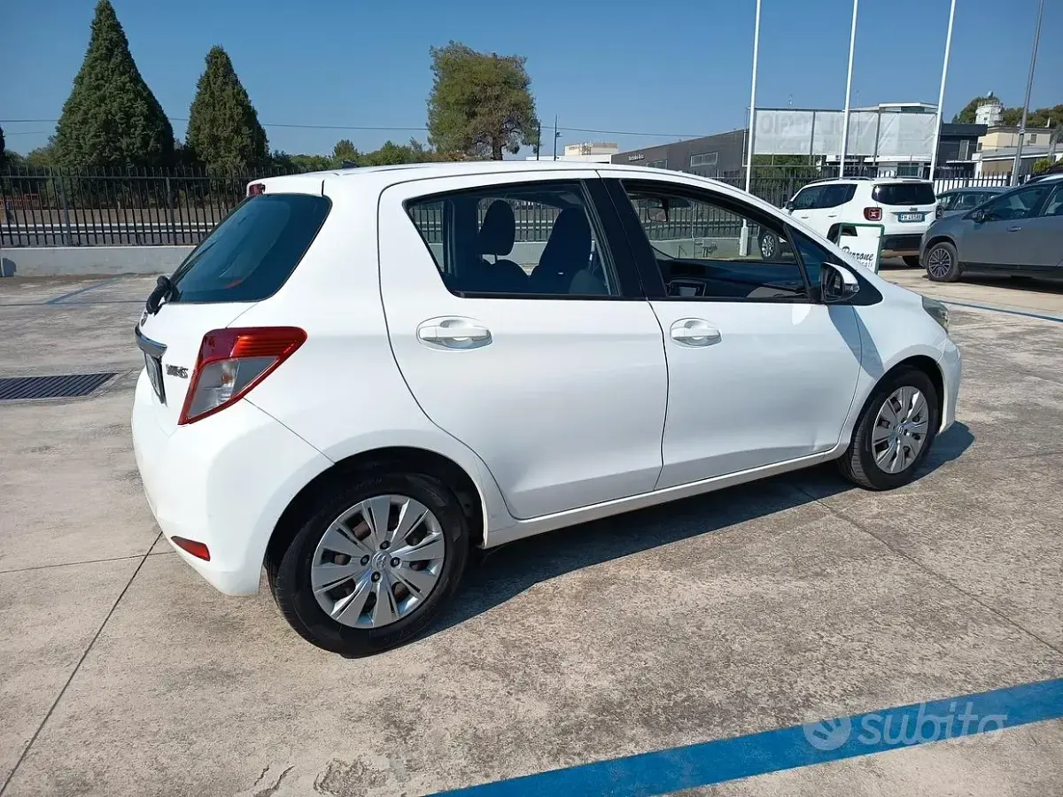 Usata Toyota Yaris Active 90 CV (66 kW) 2012 Bianco Utilitaria