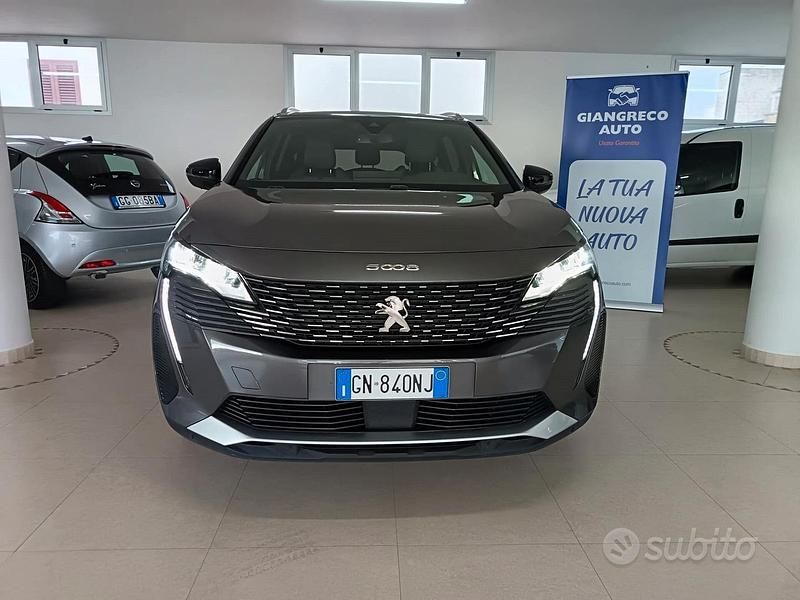 Usado Peugeot 5008 Allure 131 CV (96 kW) 2023 Gris SUV