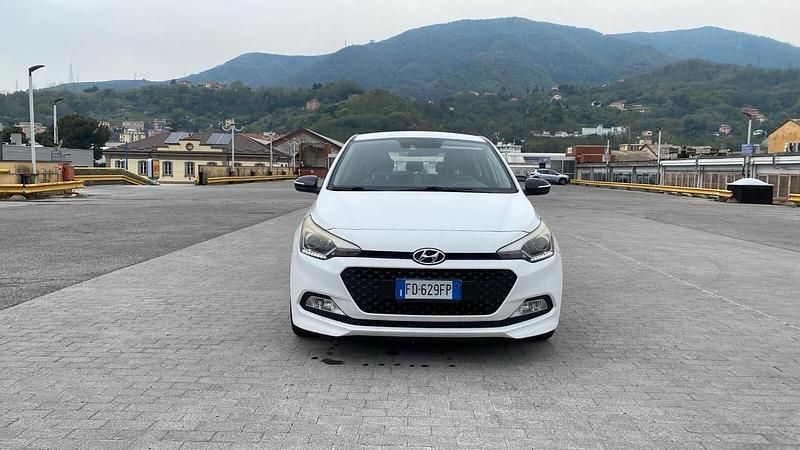 Usata Hyundai i20 82 CV (60 kW) 2016 Bianco Berlina