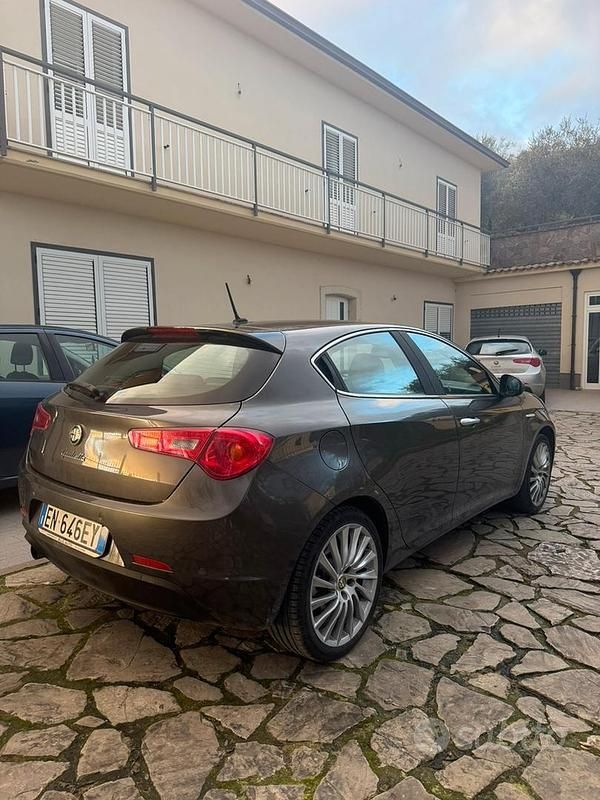 Usata Alfa Romeo Giulietta 170 CV (125 kW) 2012 Grigio Utilitaria