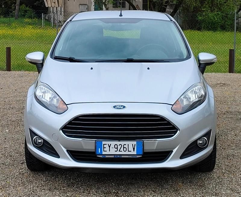 Usata Ford Fiesta 95 CV (69 kW) 2015 Grigio Berlina