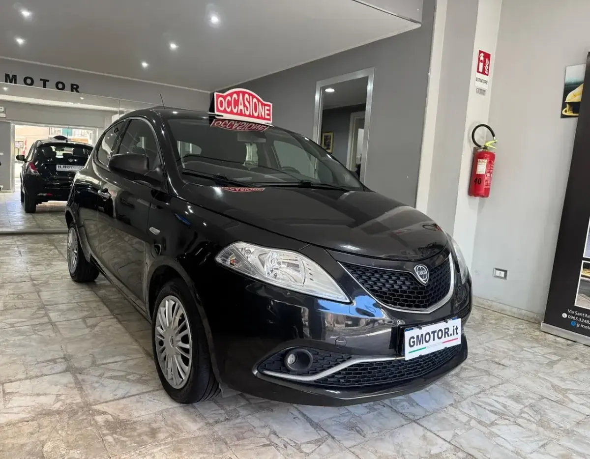 Usata Lancia Ypsilon Silver 95 CV (69 kW) 2016 Nero Utilitaria
