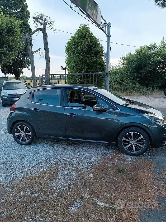 Usata Peugeot 208 82 CV (60 kW) 2017 Grigio Utilitaria
