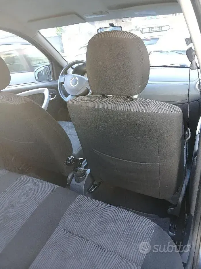 Usata Dacia Sandero Lauréate 75 CV (55 kW) 2009 Berlina
