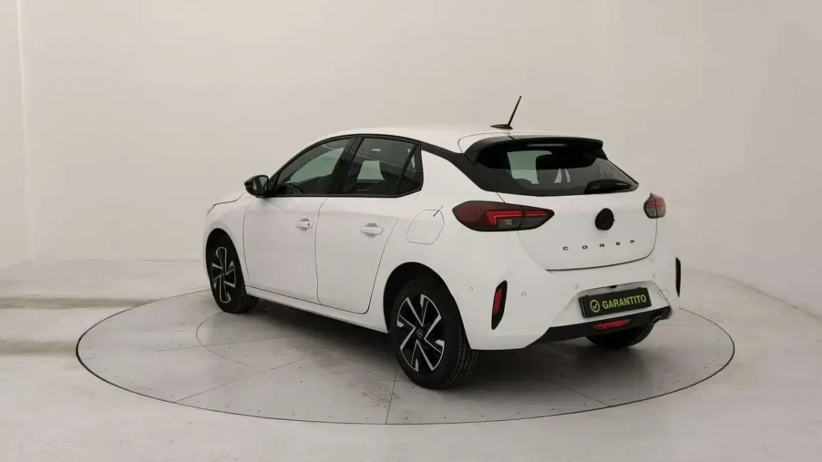 Usata Opel Corsa 101 CV (74 kW) 2025 Arktis white Utilitaria