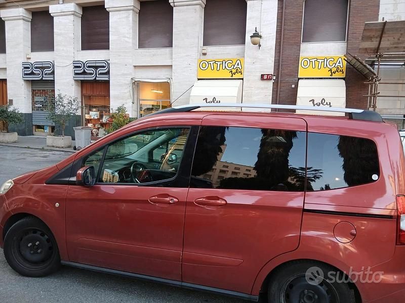 Usata Ford Tourneo Courier 2015 Rosso Monovolume