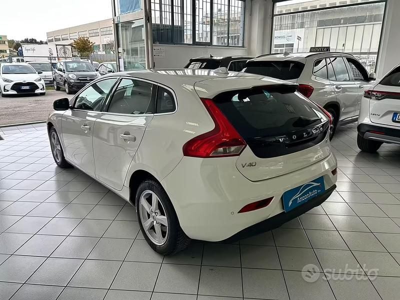 Gebraucht Volvo V40 120 PS (88 kW) 2017 Weiß Limousine
