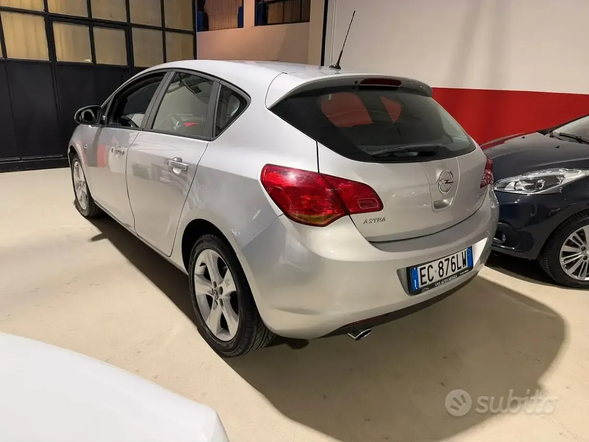 Käytetty Opel Astra 140 HP (102 kW) 2010 Harmaa Sedan
