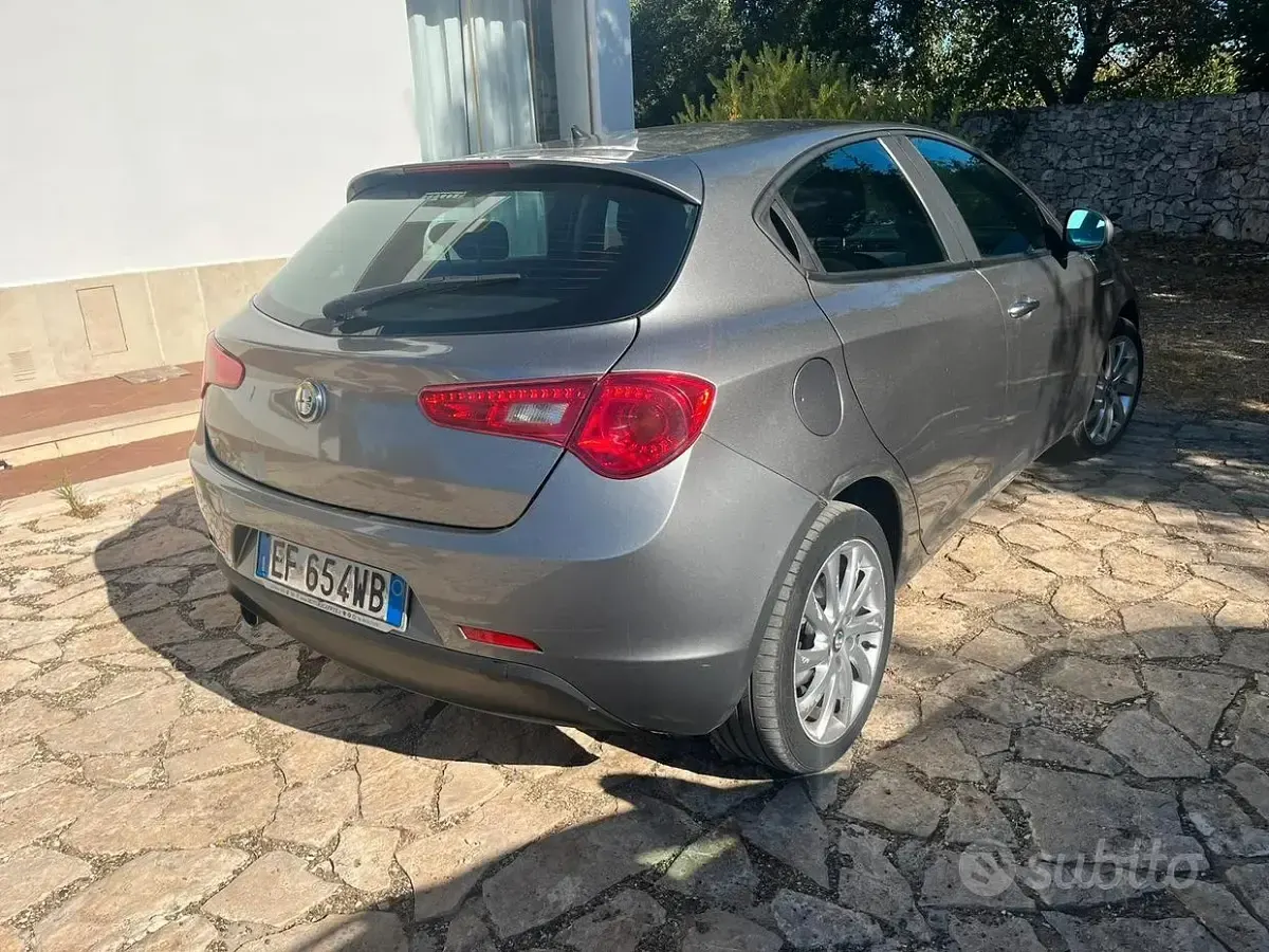 Usata Alfa Romeo Giulietta 120 CV (88 kW) 2011 Grigio Utilitaria