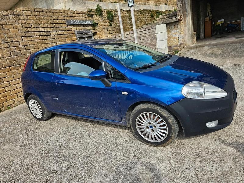 Usata Fiat Grande Punto Dynamic 90 CV (66 kW) 2006 Blu Utilitaria