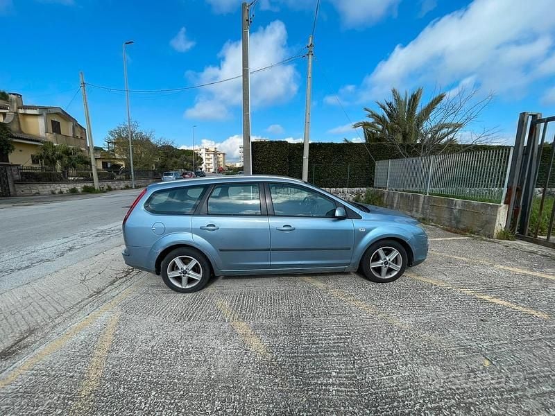 Begagnad Ford Focus 2006 Blå Kombi