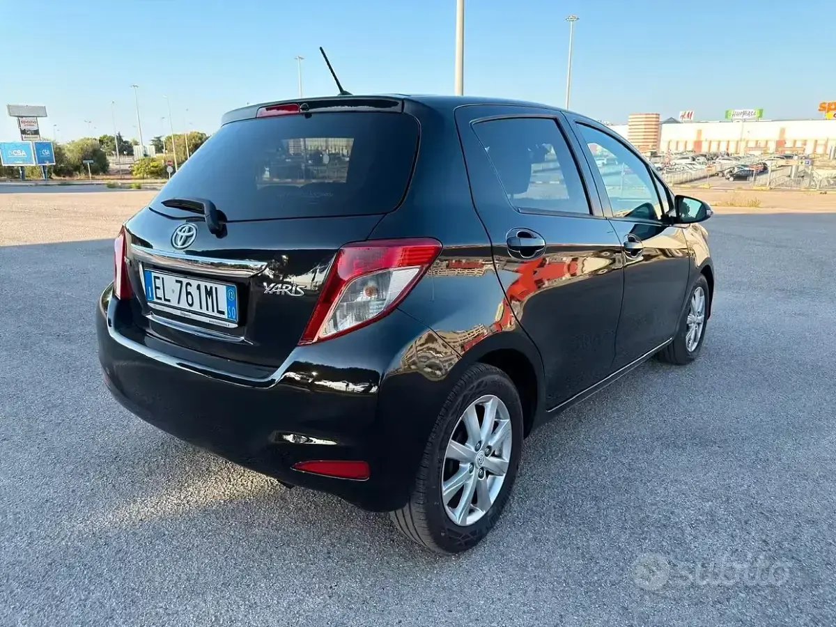 Usata Toyota Yaris Lounge 90 CV (66 kW) 2012 Nero Utilitaria