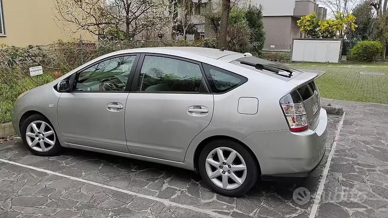 Usata Toyota Prius 113 CV (83 kW) 2004 Grigio Utilitaria