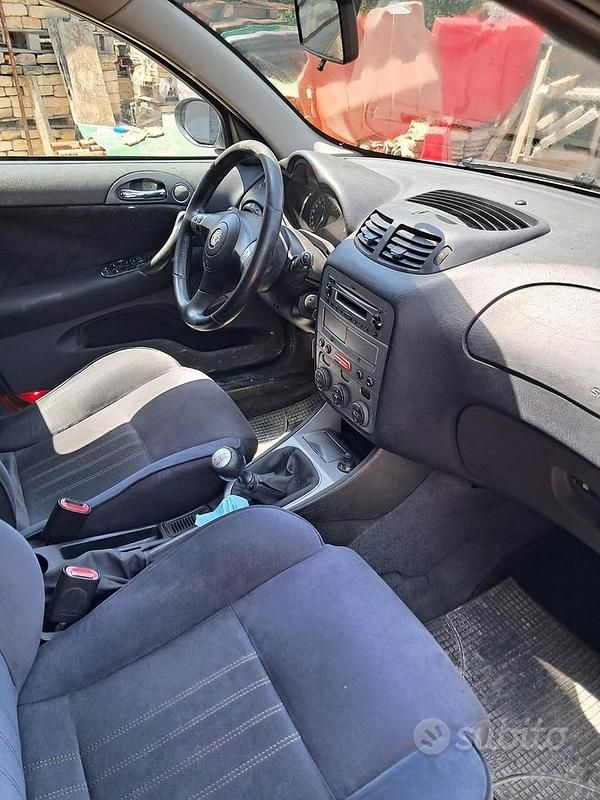 Second-hand Alfa Romeo 147 120 CP (88 kW) 2006 Gri Hatchback