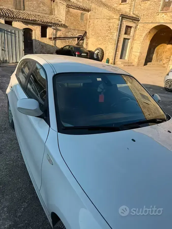 Usata BMW 118 143 CV (105 kW) 2010 Bianco Utilitaria