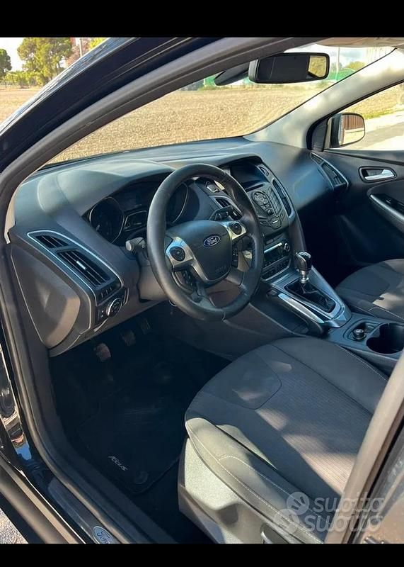 Usado Ford Focus 120 HP (88 kW) 2011 Preto Sedan