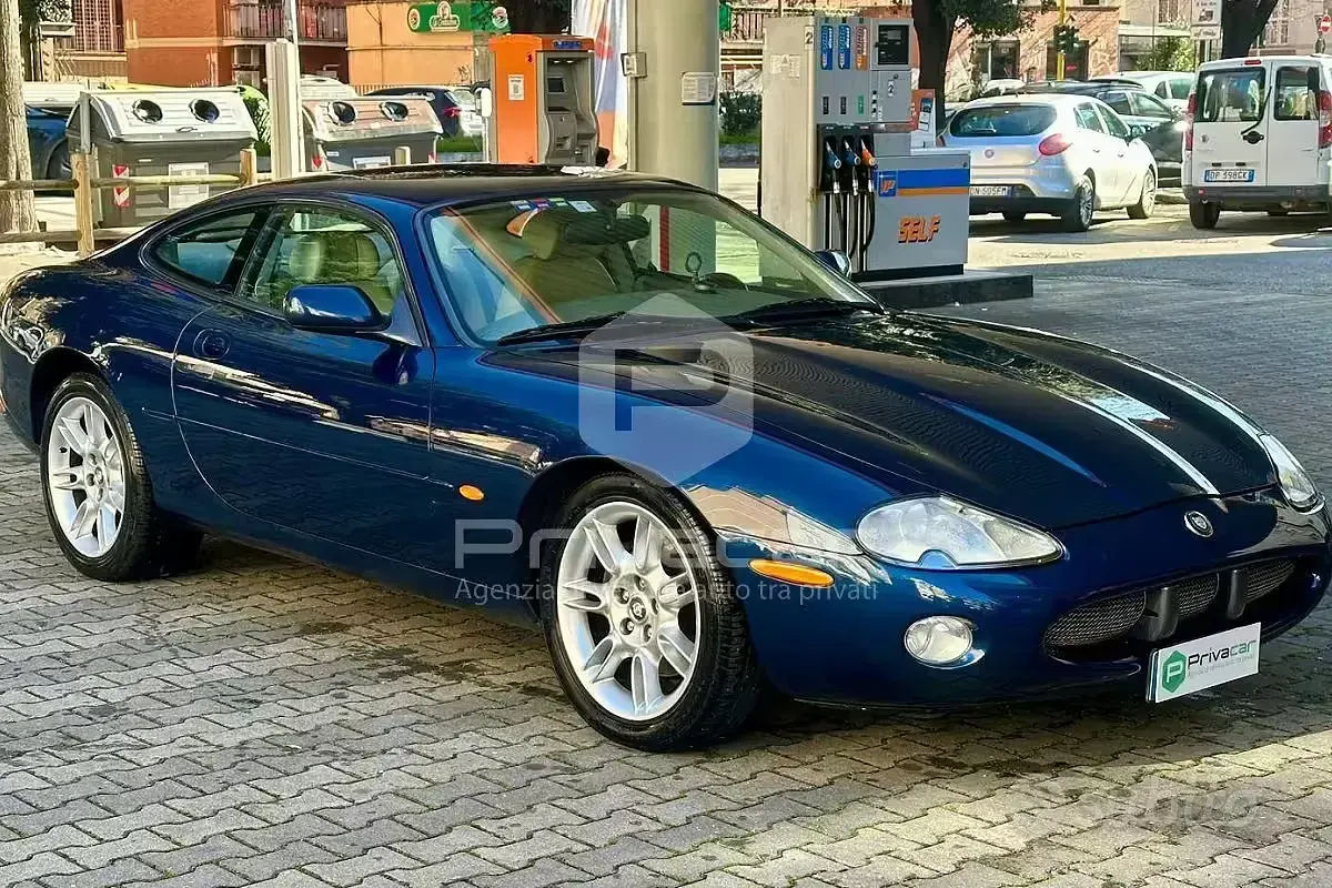 Begagnad Jaguar XK8 284 HK (208 kW) 2001 Blå Sportkupé