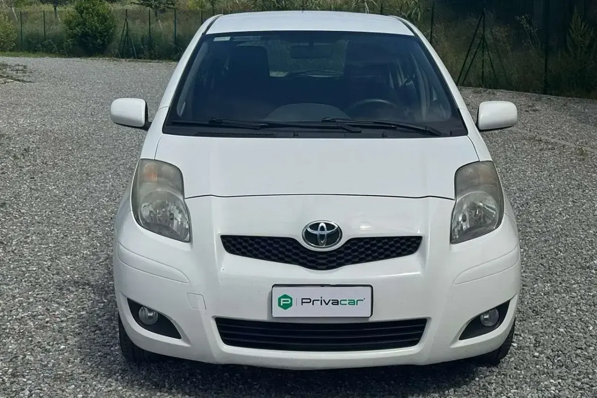 Usata Toyota Yaris Sol 101 CV (74 kW) 2011 Bianco Utilitaria