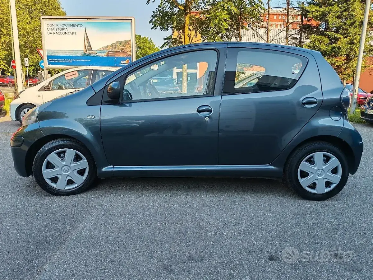 Begagnad Toyota Aygo 68 HK (50 kW) 2010 Grå Halvkombi