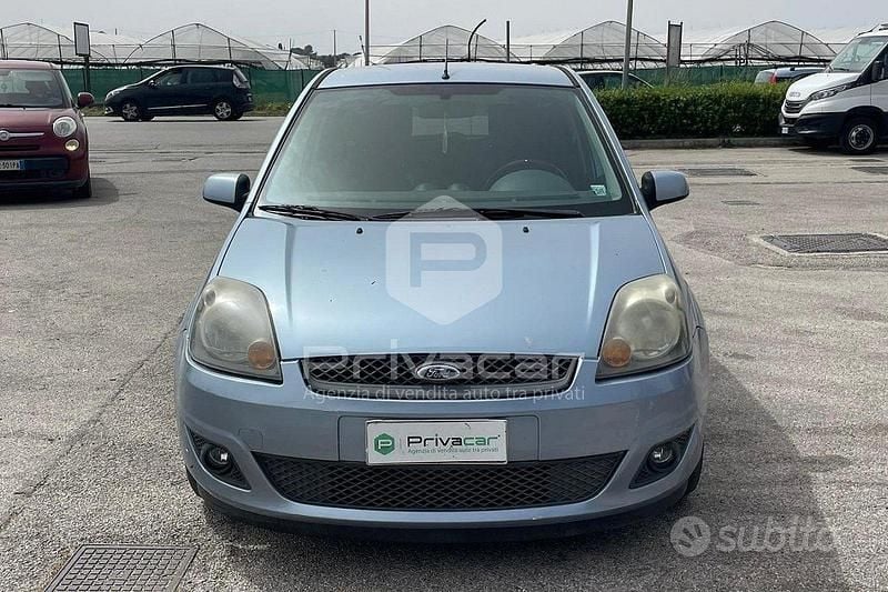 Usata Ford Fiesta Ghia 75 CV (55 kW) 2006 Blu Utilitaria