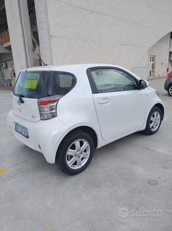 Usata Toyota iQ Sol 68 CV (50 kW) 2009 Bianco Utilitaria