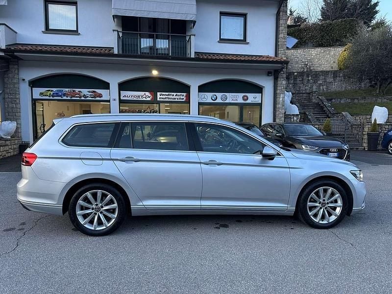 Usata VW Passat Executive 150 CV (110 kW) 2021 Reflexsilber metallic Station wagon