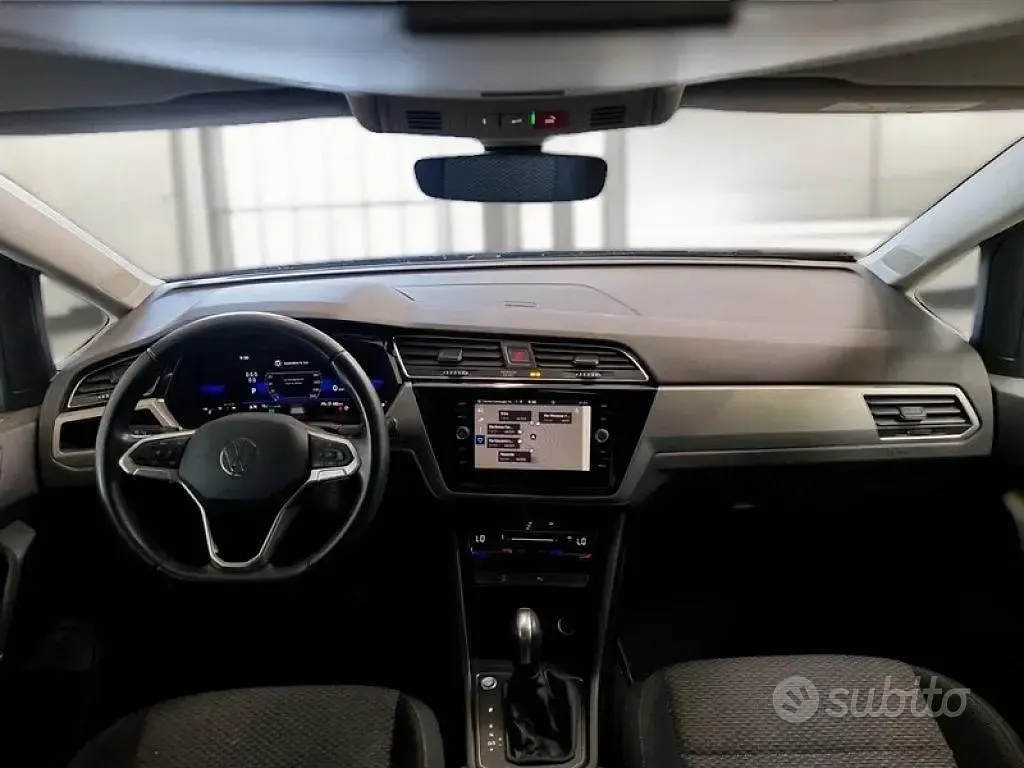 Usata VW Touran Business 150 CV (110 kW) 2023 Blu metallizzato Monovolume