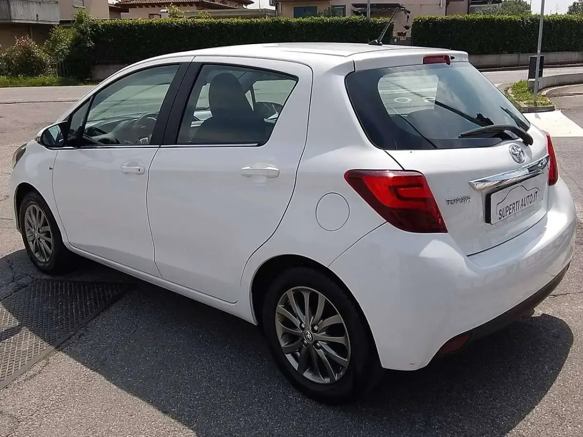 Usata Toyota Yaris Active 69 CV (50 kW) 2017 Bianco Berlina