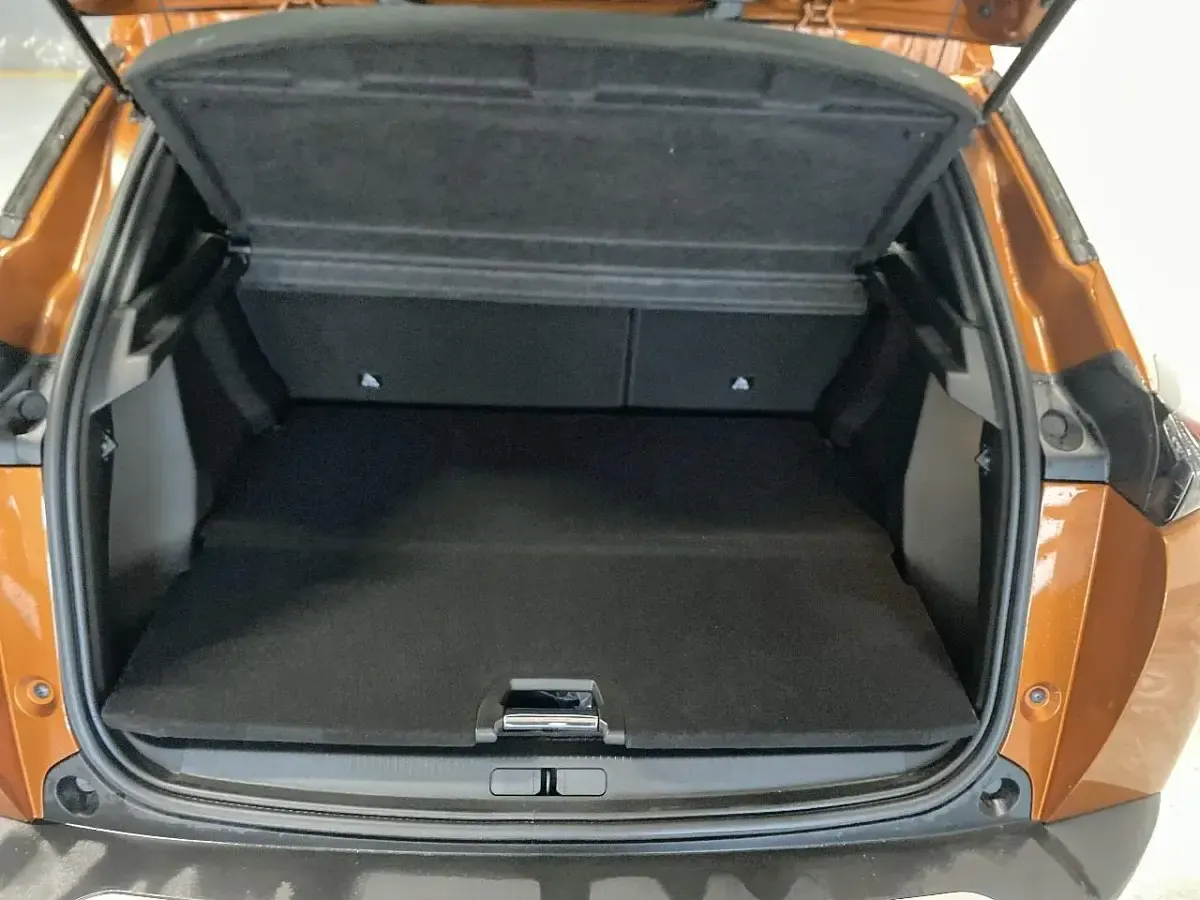 Usata Peugeot e-2008 Active 100 kW (136 CV) 2022 Arancione SUV